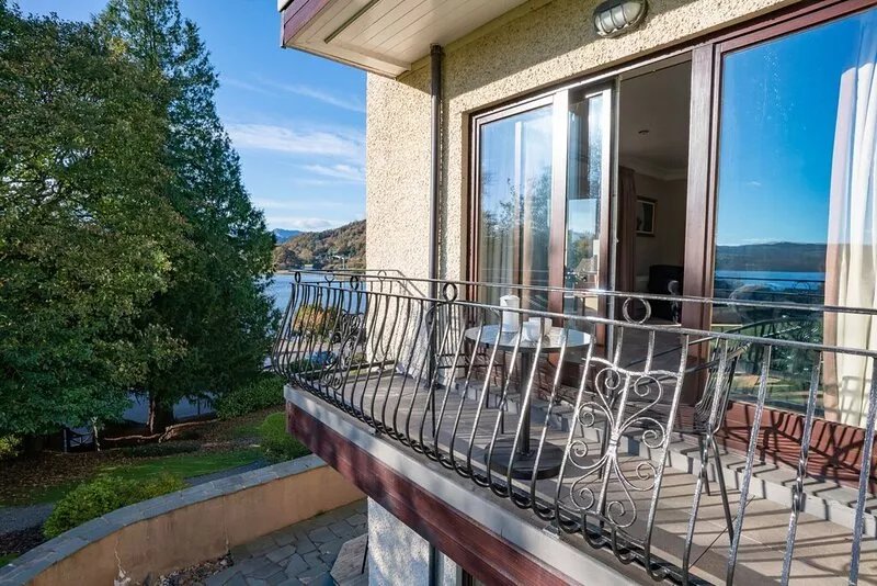 Superb Apartment - Spacious - Lake Views by LetMeStay