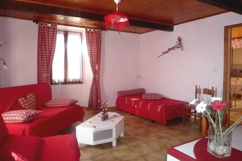 Spacious apartment, garage, 5 minutes drive from the ski slopes. open road.