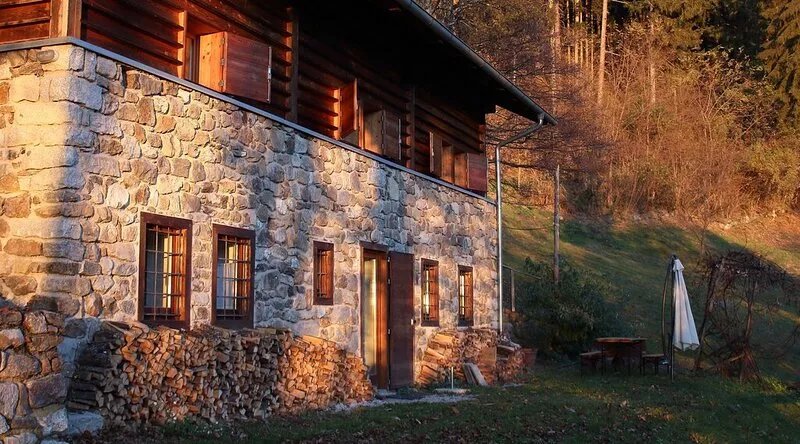 Renovated in 2006, charming holiday home by the woods