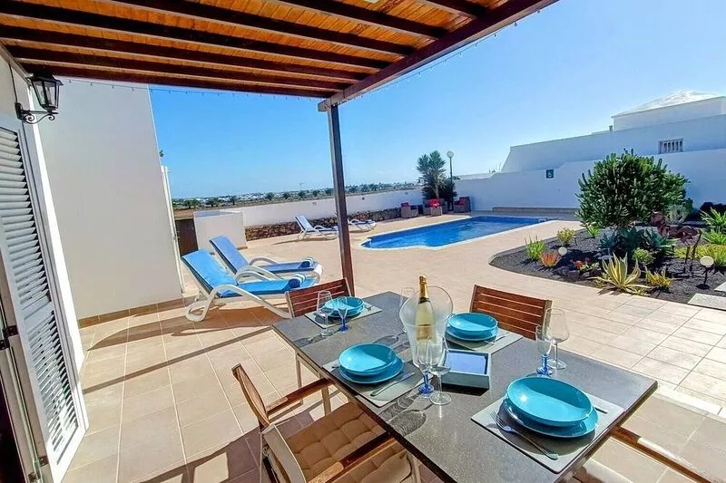 2 Bedroom Villa with Pool near Playa Blanca Centre
