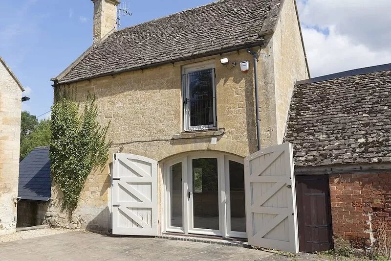 A sudeley castle cottage that sleeps 14 guests  in 7 bedrooms