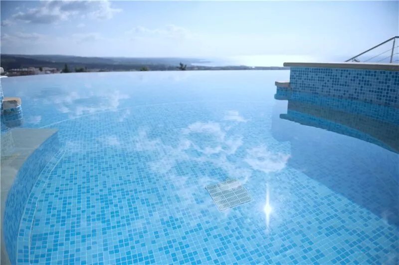 Luxurious, top floor apartment with infinity pool. and stunning panoramic views