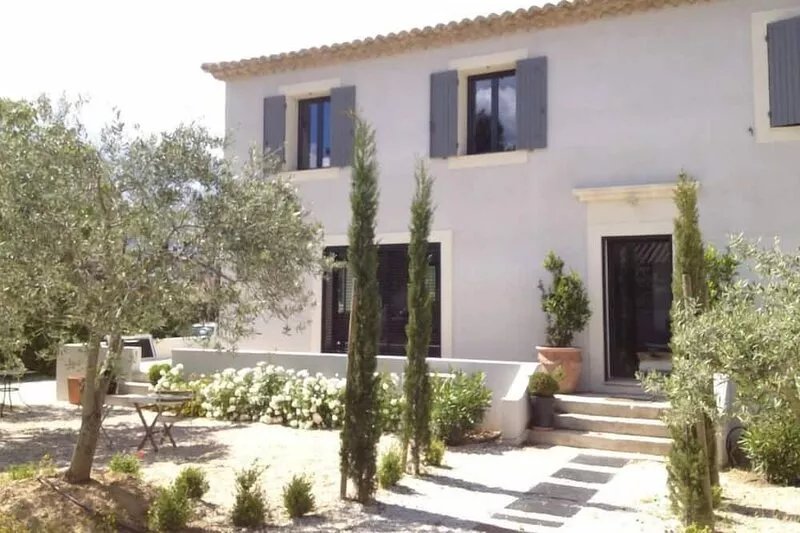 Contemporary house with swimming pool not overlooked in Luberon