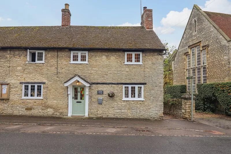 WAYSIDE COTTAGE, pet friendly, with hot tub in Sharnbrook