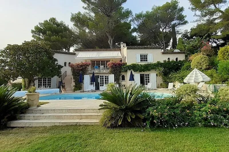 Hollywood actor's home- amazing location, spacious villa , magnificent gardens