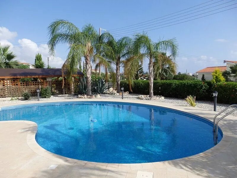 3 Bed Villa,very large fully enclosed plot,outside covered kitchen!