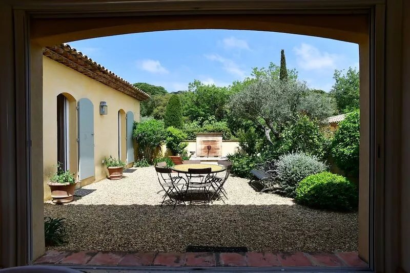 Villa 320 m2 air-conditioned heated pool 12x6 m, 15 'walk from the beach