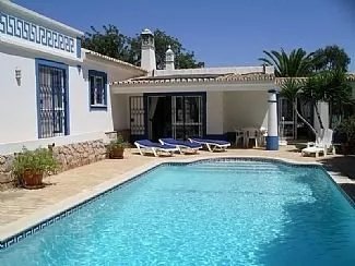 Beautiful Traditional Villa Situated In Area Of Quinta Dos Alamos