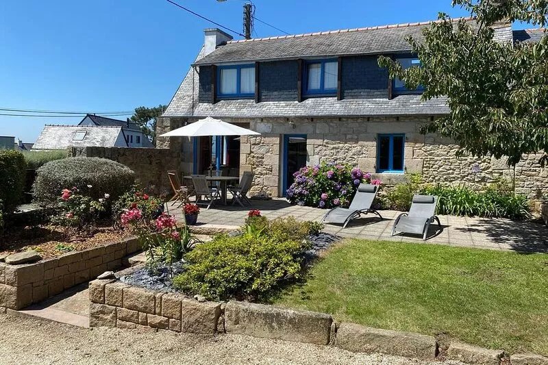 Côte de Granit rose, fully renovated stone house. Beaches nearby.