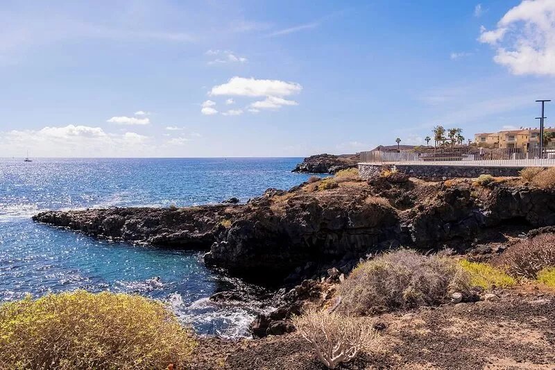 Great penthouse by the sea with awesome views of ocean, golf course and Teide!