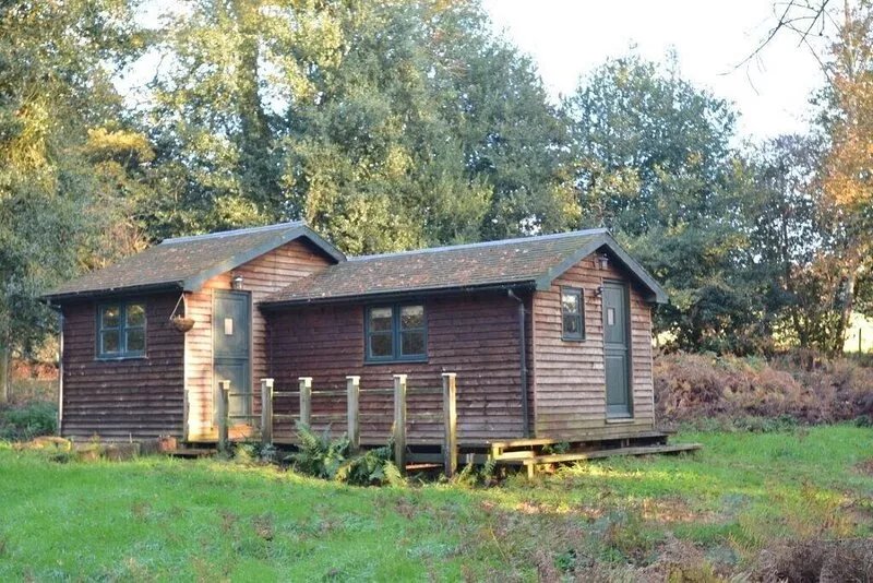Holly Oaks - quiet and secluded woodland cabin in Surrey Hills