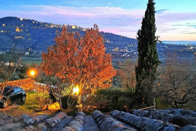 Farm on the hills of Cortona with a spectacular view of the Valdichiana Valley