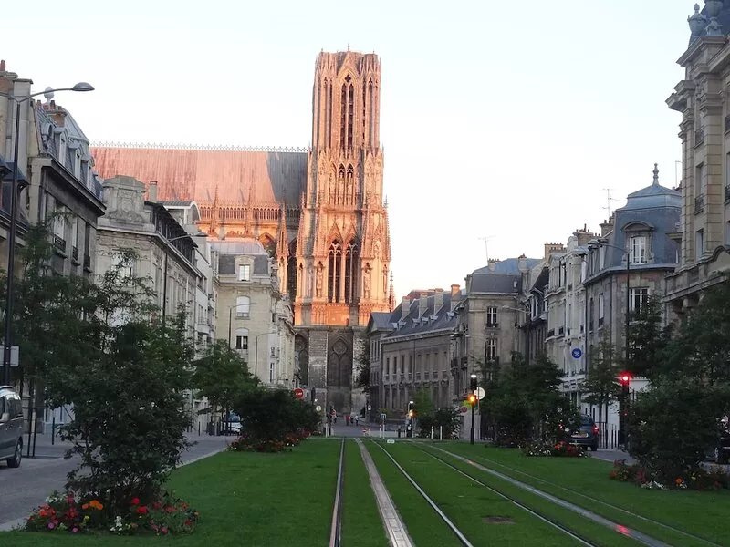 Gîte downtown Reims 75 eur with parking Box 24/24 against the building 2€/Jour