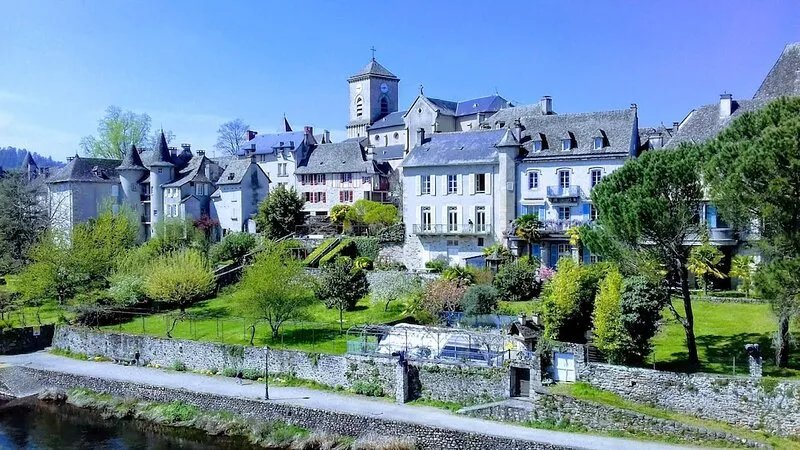 HOUSE WITH HEATED POOL ON THE BANKS OF THE DORDOGNE RIVER