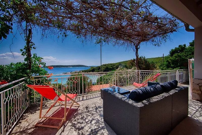 Striking and unique sea-view, romantic holidays in untouched nature family,