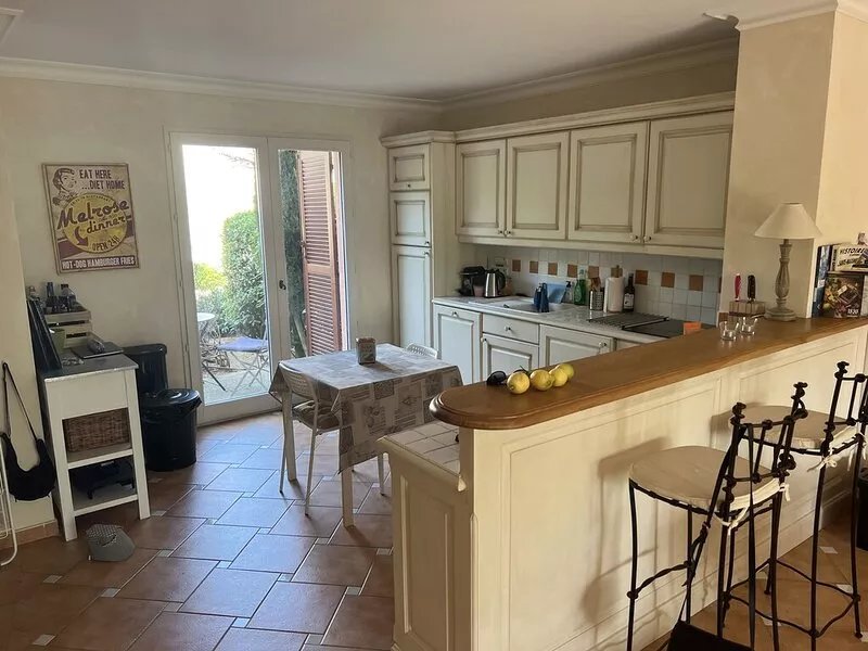 Townhouse with 3 bedrooms, 2 bathrooms and swimming pool in a quiet condominium.