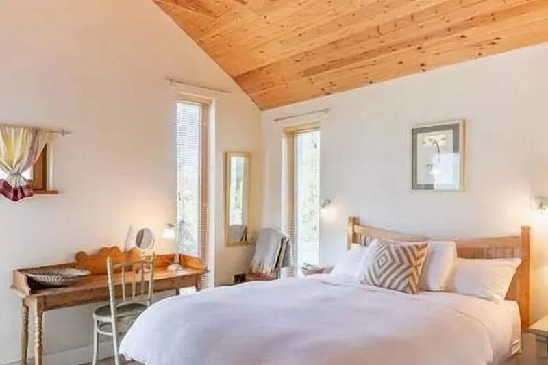 Stylish Earth House offering unique seclusion close to bay and heritage town