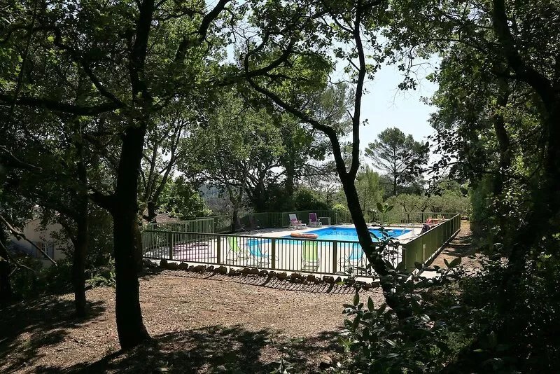 SECLUDED SPACIOUS PROPERTY WITH LARGE POOL