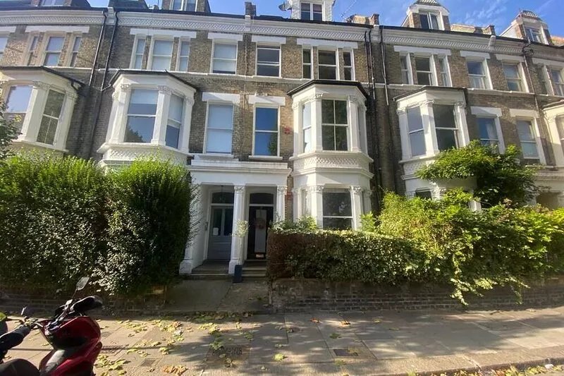 Modern and bright two bedrooms flat with terrace located in a Victorian building