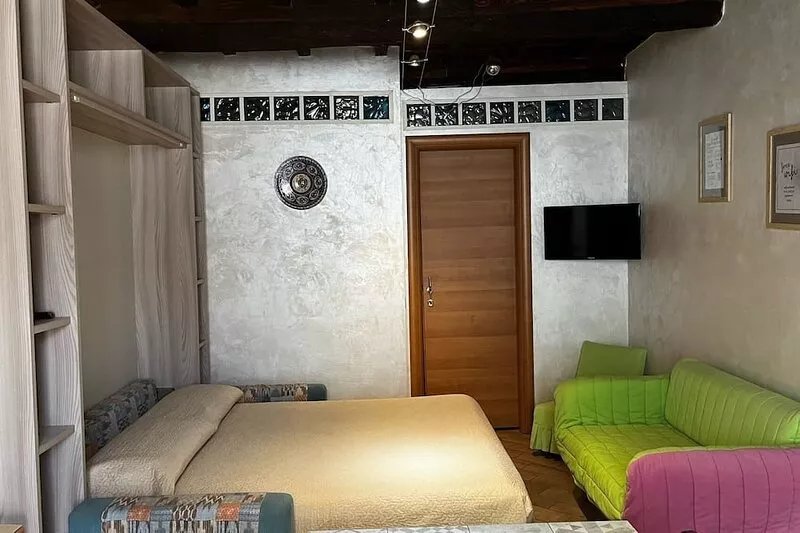 Studio apartment in the center of town between lake and numerous spa sites.