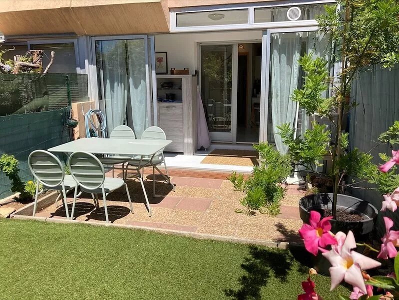 Bandol, Apartment garden-parking-clim, sleeps 4, 10 min walk to beach