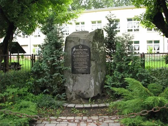 The synagogue - memorial plaque, obelisk