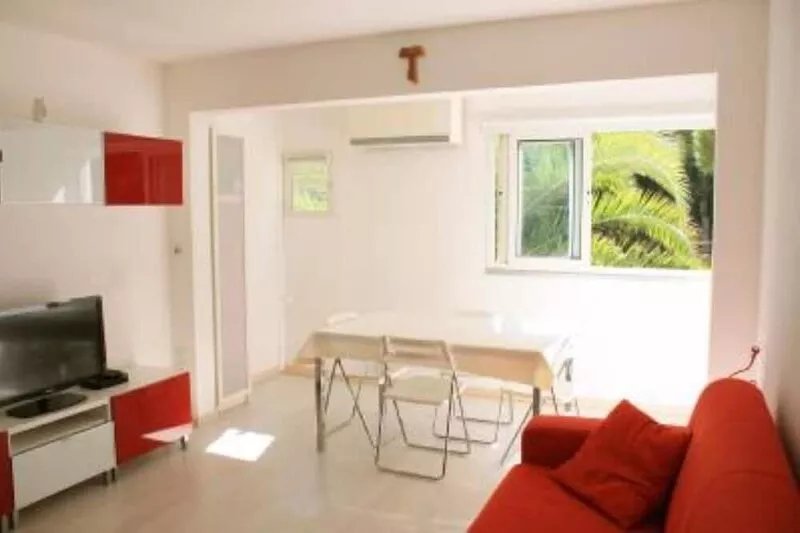 Studio in Calvi (residence in pinewood near the beach)