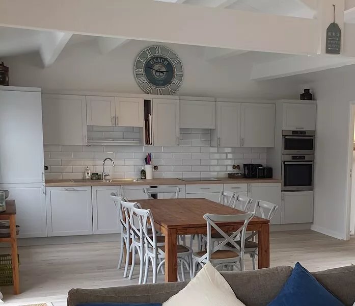 Beautiful bright and airy house with heated pool in the centre of La Flotte