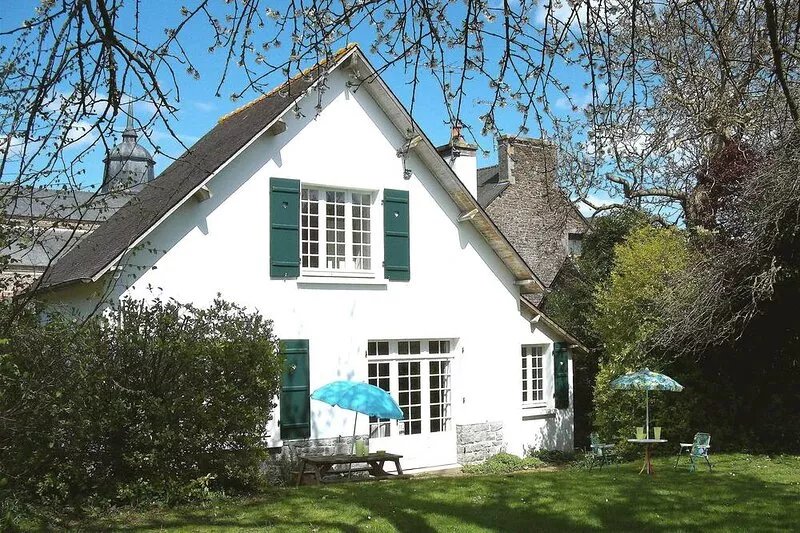 Charming Cottage in the centre of a village with a Large Secluded Garden