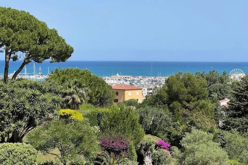 Beautiful & peaceful sea view apartment with large pool. 10 min walk to center.