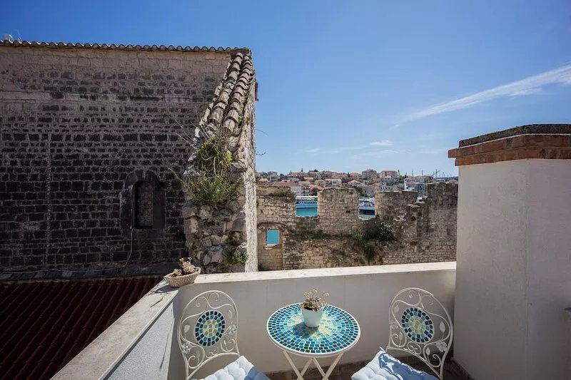 Stonehouse Lino in old town, for 6, with sea view