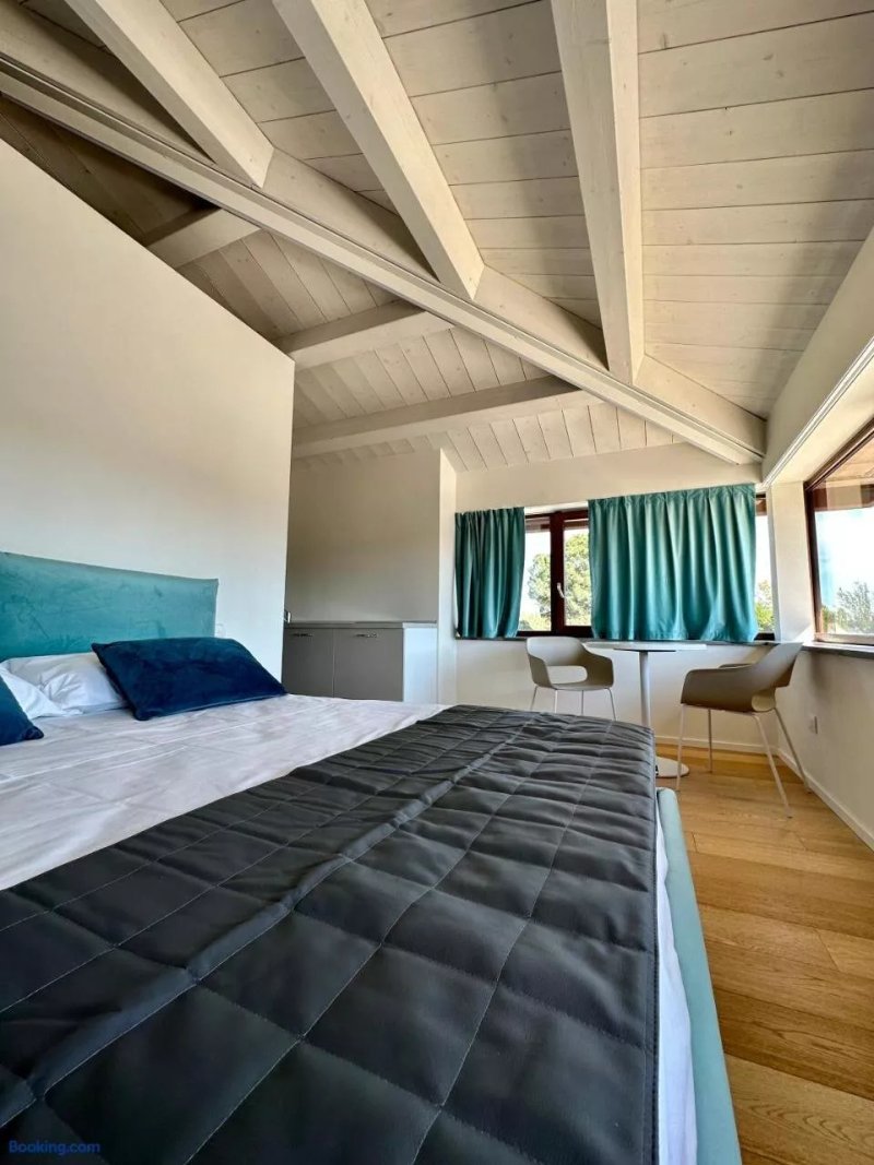C House Rooms Lake