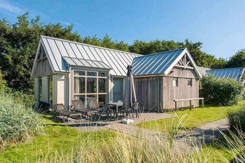 Modern chalet with two bathrooms, in a holiday park at 1.5 km. from the beach