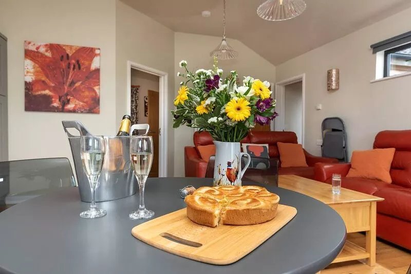Bluebell Lodge - Sleeps 4/5 with Private Hot Tub