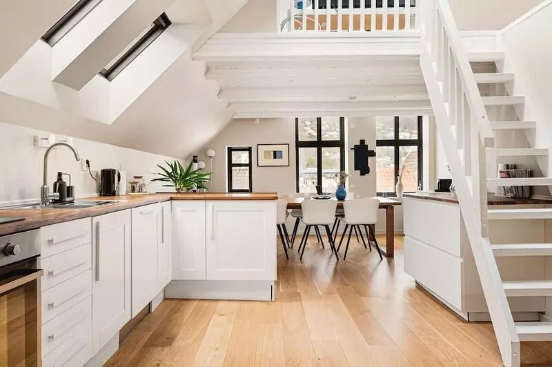 Top-floor Apart W/ Private Patio And Work Space