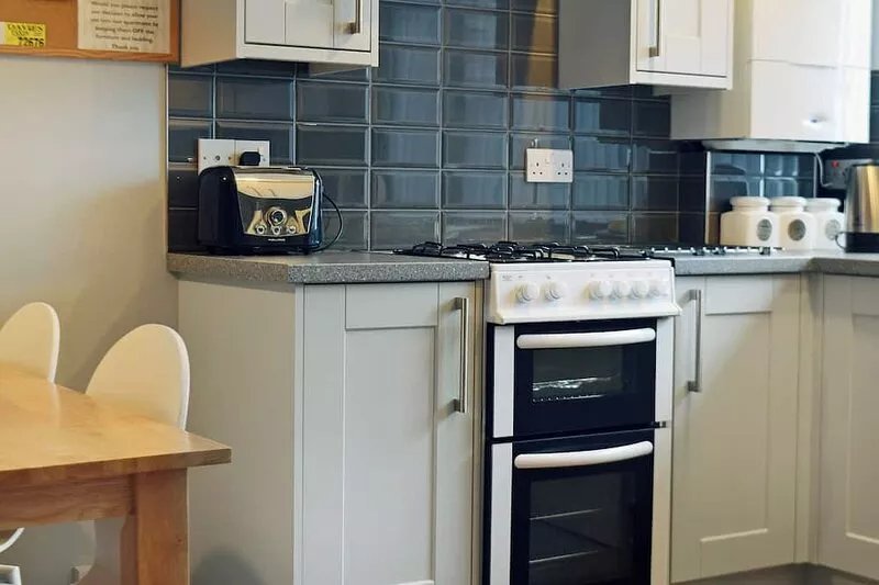 A spacious one bedroom apartment in Keswick town centre with private parking.