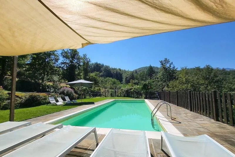 Romantic Stone Cottage With Private Gated Pool In Riverside Location .