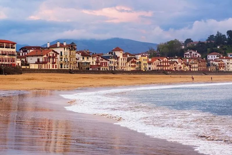 Exceptional apartment ideally located 2 minutes' walk from the beach. Parking