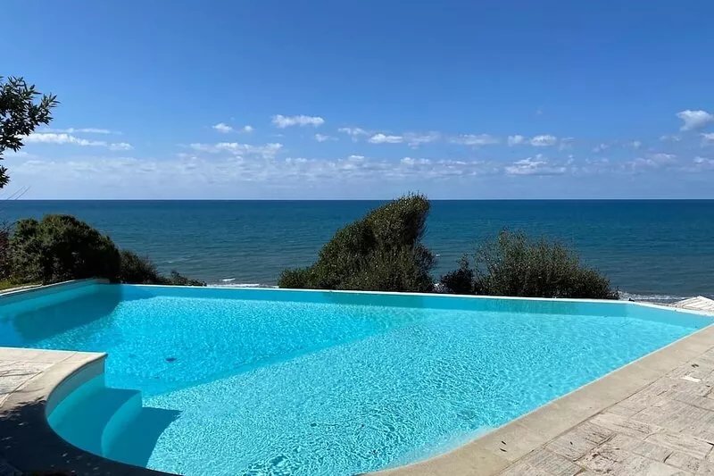 Dream location- Modern villa with pool by the sea, just a stone's throw from