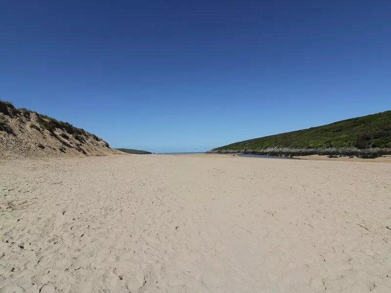 GREAT WESTERN FARMHOUSE, pet friendly, with hot tub in Crantock