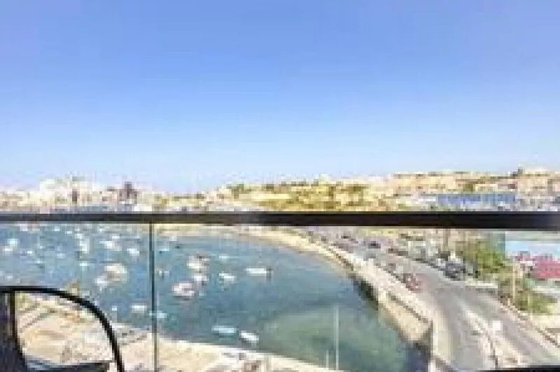 A lovely APT with sensational views with balcony
