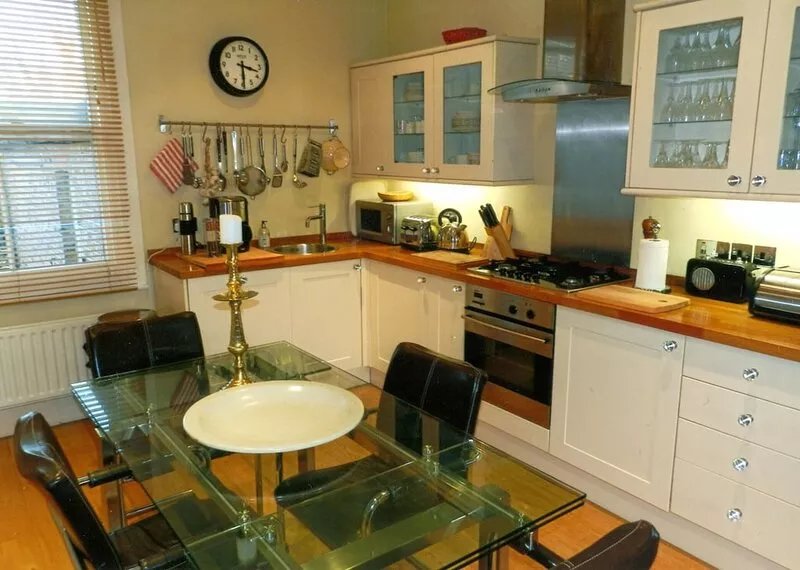 Chiswick, London  W4, Luxury 2 bedroom, 2 bathroom, 1 shower, maisonette.