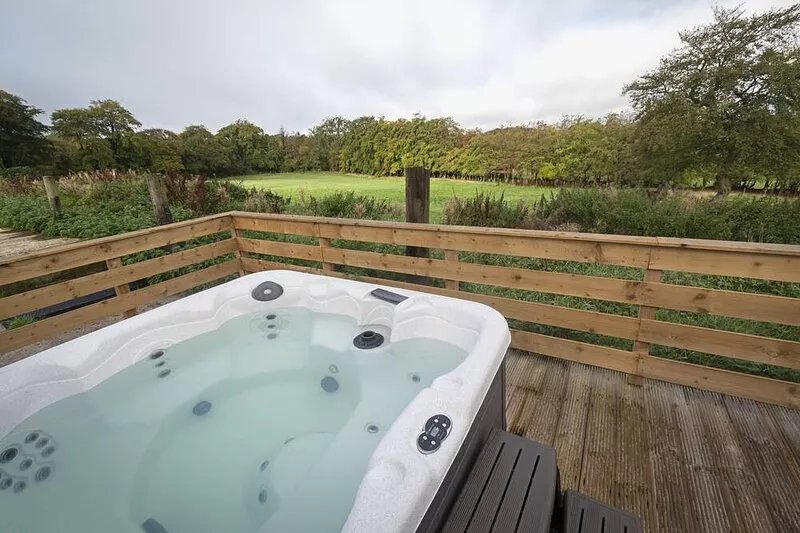 Daisy's Den 3 Bedroom Lodge With large Patio, Hot Tub