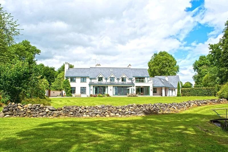 Fabulous Lakeshore House with private Jetty on Lough Derg