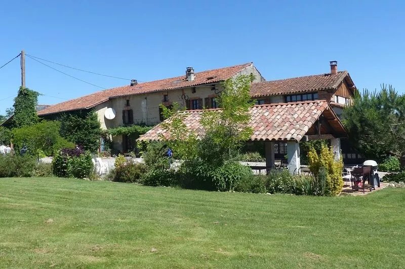 Traditionnal toulousaine farmhouse, with pool, panoramic view, all mod cons.