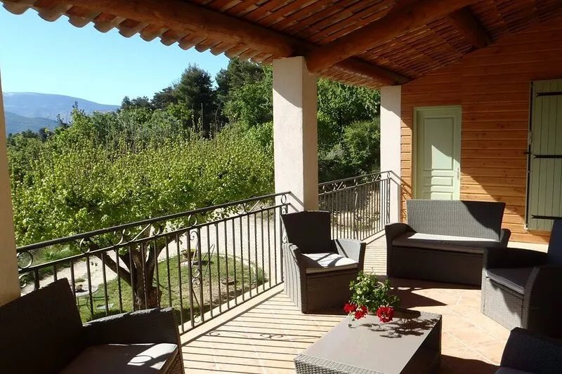 L'Eglantier 1 - gite surrounded by nature facing Mont Ventoux, swimming pool