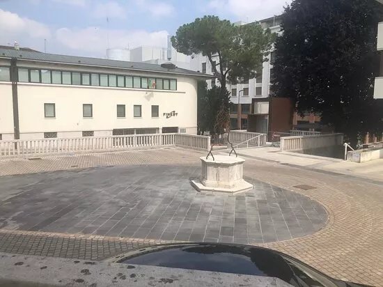 Il Pozzo Della Piazzetta Del Donatore