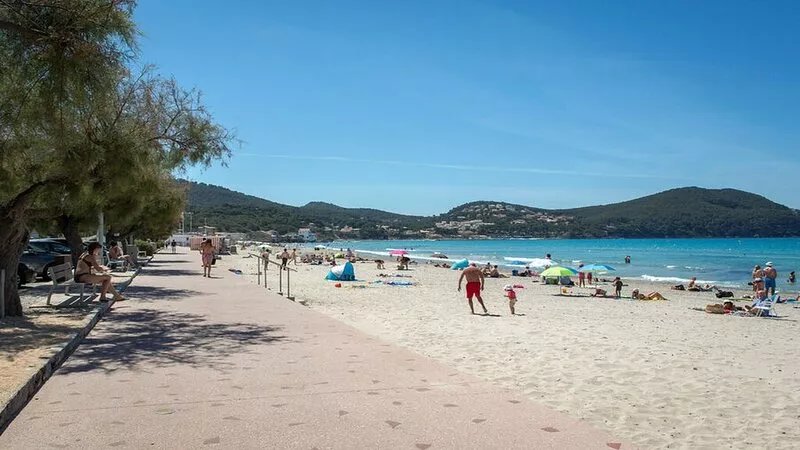 5 minutes walk from the beach of Lecques, our pretty house welcomes you!