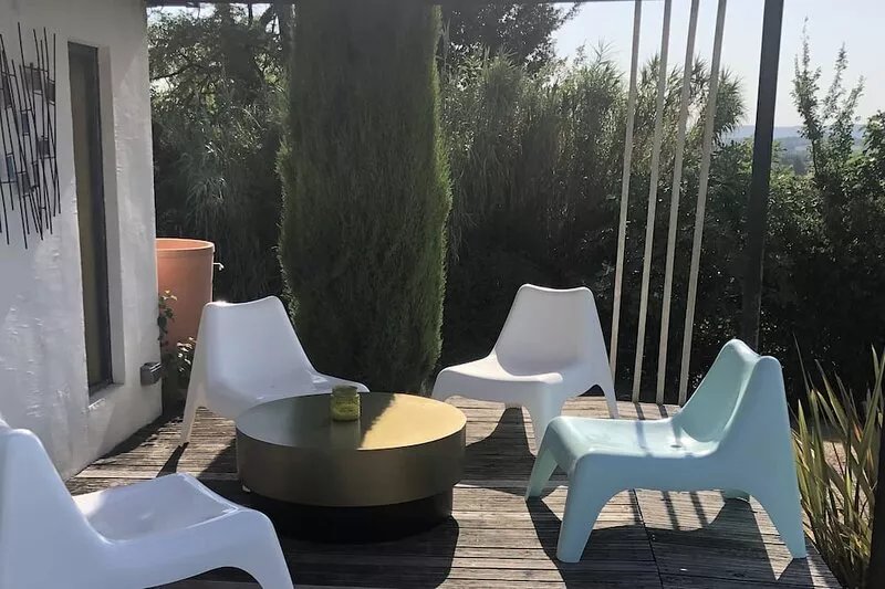 QUIET HOUSE WITH VIEW OF VILLENEUVE AND SWIMMING POOL
