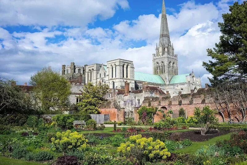 Georgian 2 bedroom Ground Floor Apartment. Walking Distance to Chichester with